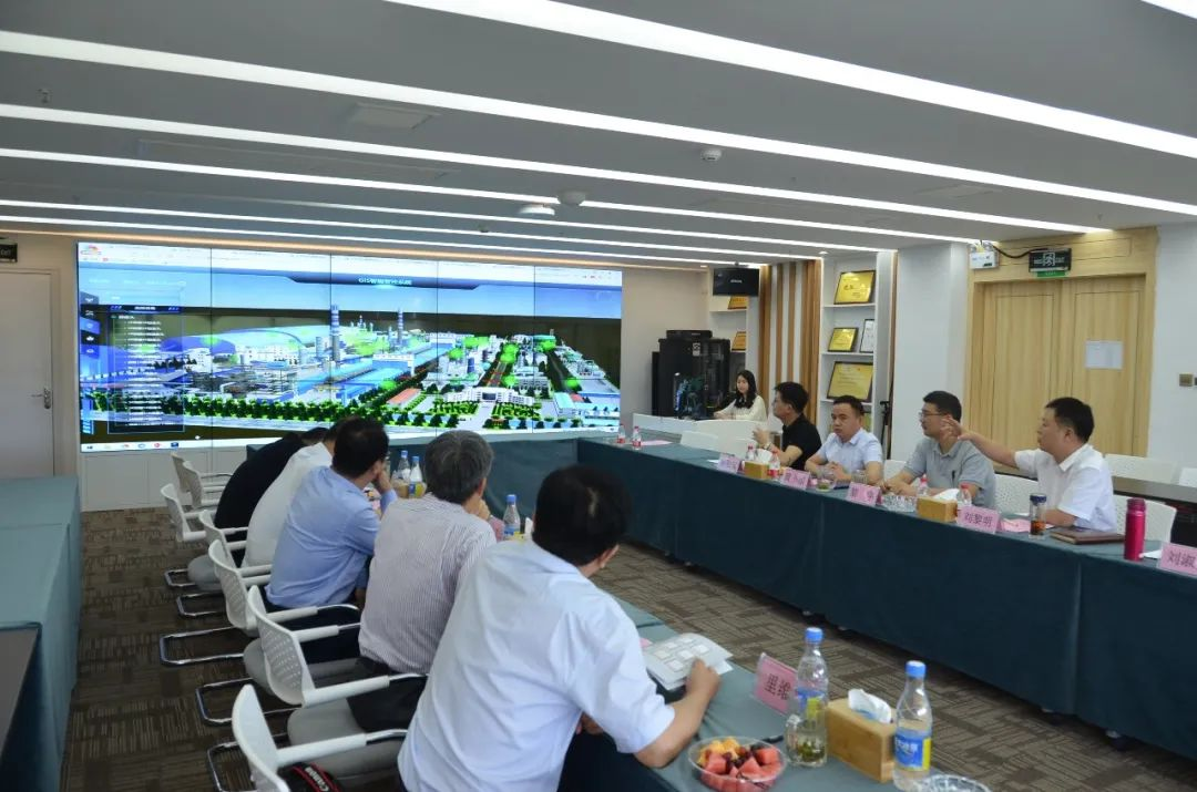領導嘉賓觀看九九智能環(huán)保企業(yè)宣傳片