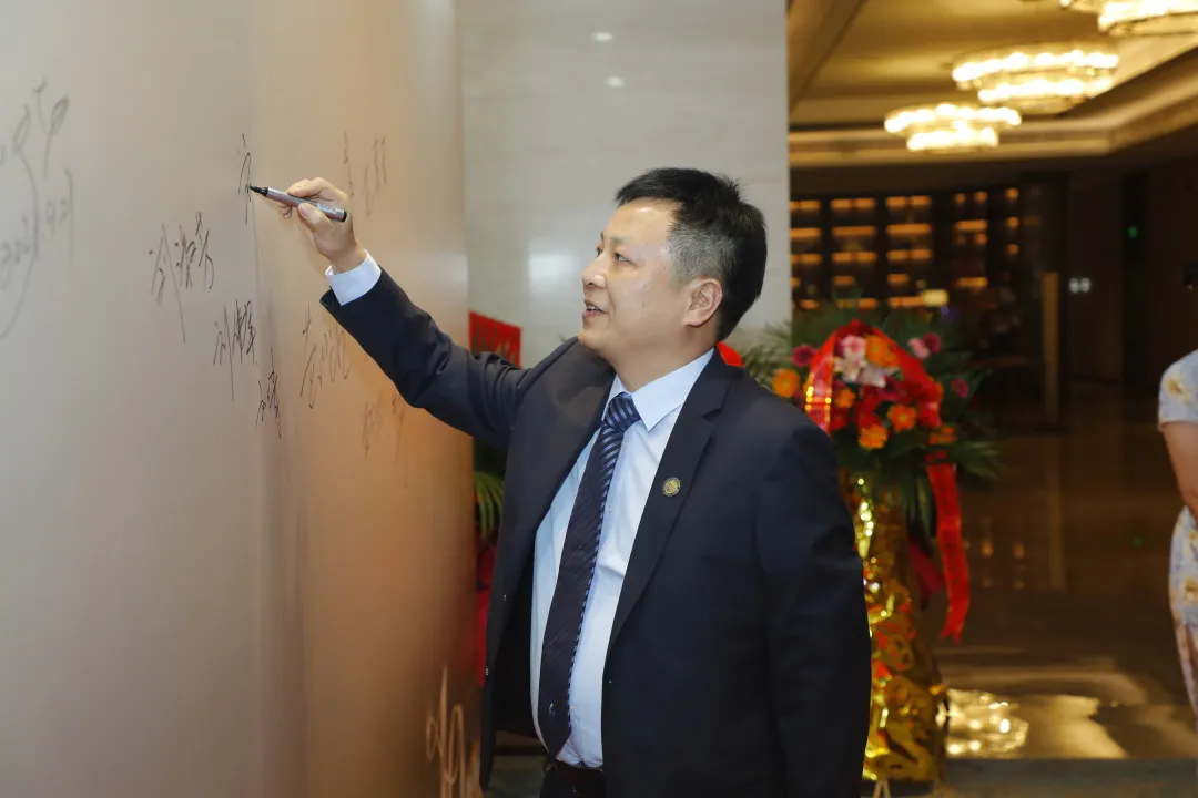 踐創(chuàng)業(yè)初心，擔(dān)使命前行